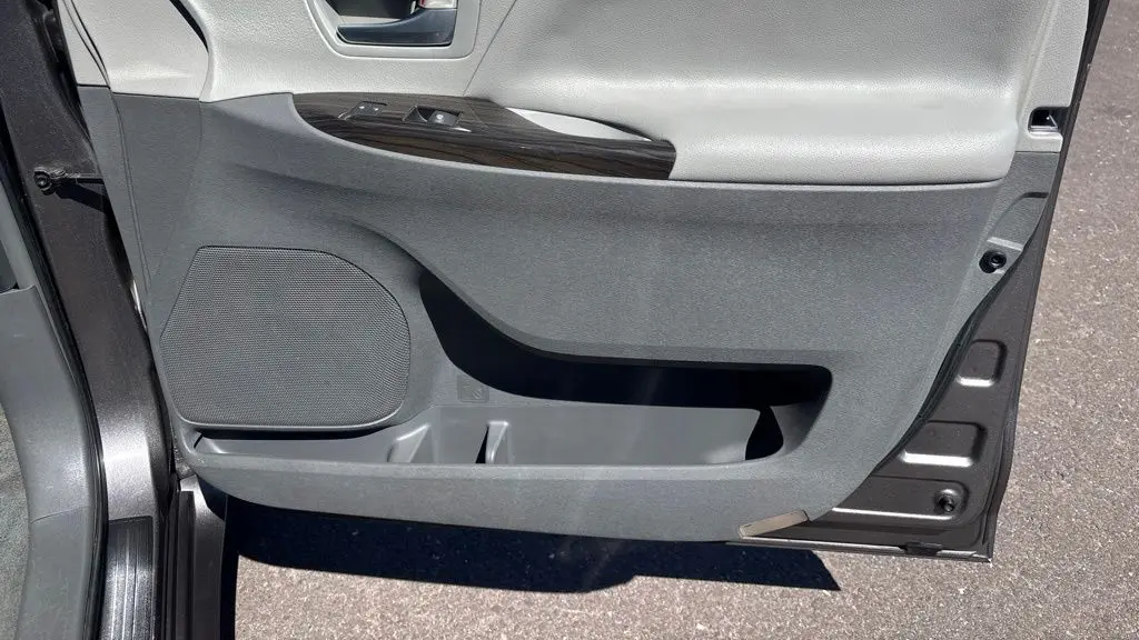 2015 Toyota Sienna XLE 7-Passenger Auto Access Seat