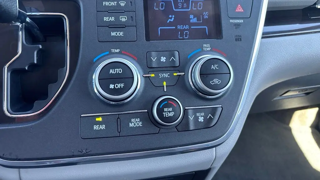 2015 Toyota Sienna XLE 7-Passenger Auto Access Seat