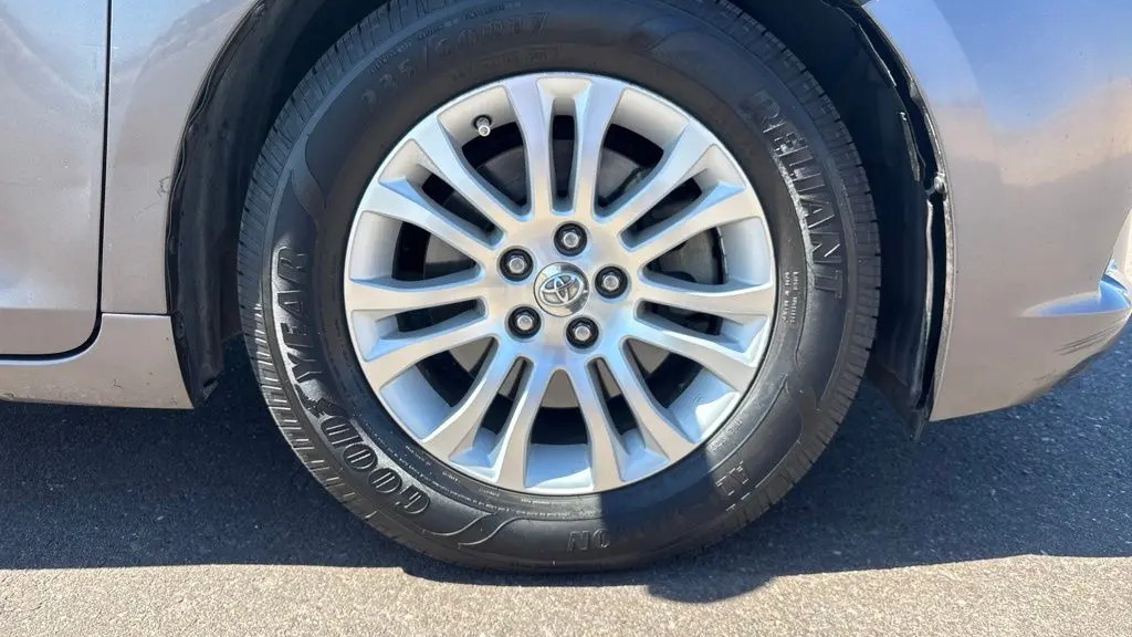 2015 Toyota Sienna XLE 7-Passenger Auto Access Seat