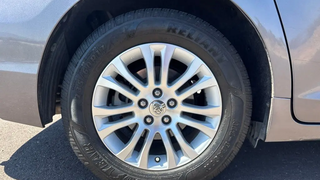 2015 Toyota Sienna XLE 7-Passenger Auto Access Seat