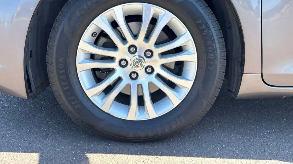 2015 Toyota Sienna XLE 7-Passenger Auto Access Seat