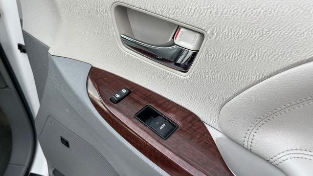 2013 Toyota Sienna XLE 7-Passenger Auto Access Seat