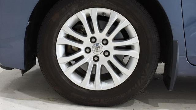 2015 Toyota Sienna XLE 7-Passenger Auto Access Seat