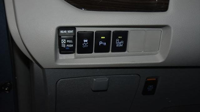 2015 Toyota Sienna XLE 7-Passenger Auto Access Seat