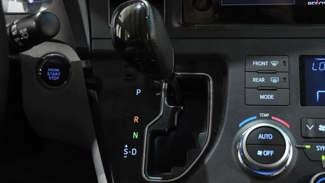 2015 Toyota Sienna XLE 7-Passenger Auto Access Seat
