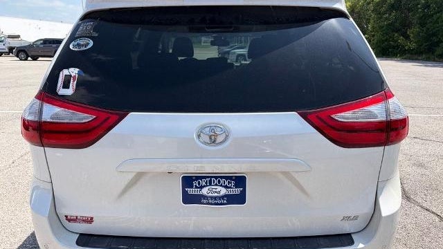 2015 Toyota Sienna XLE 7-Passenger Auto Access Seat