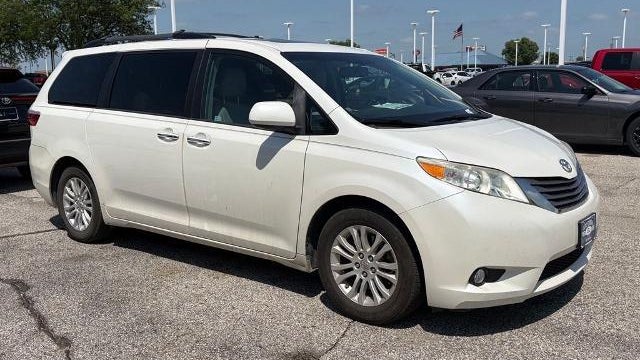 2015 Toyota Sienna XLE 7-Passenger Auto Access Seat
