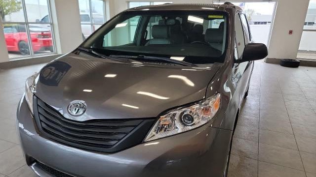 2016 Toyota Sienna XLE 7-Passenger Auto Access Seat