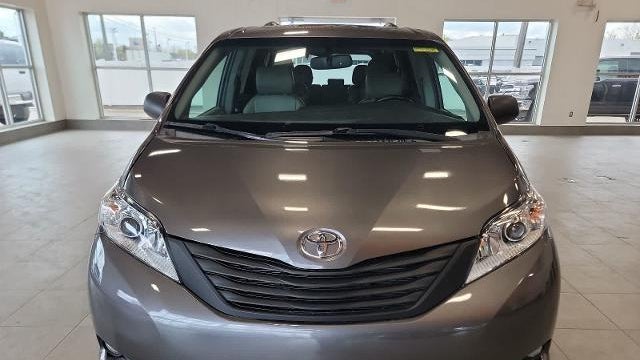 2016 Toyota Sienna XLE 7-Passenger Auto Access Seat