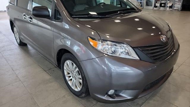 2016 Toyota Sienna XLE 7-Passenger Auto Access Seat