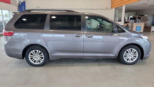 2016 Toyota Sienna XLE 7-Passenger Auto Access Seat
