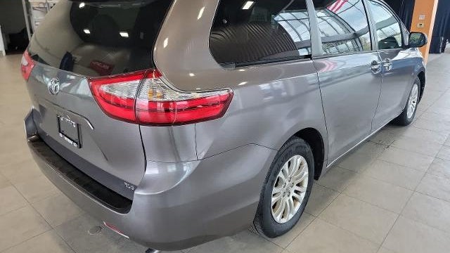 2016 Toyota Sienna XLE 7-Passenger Auto Access Seat