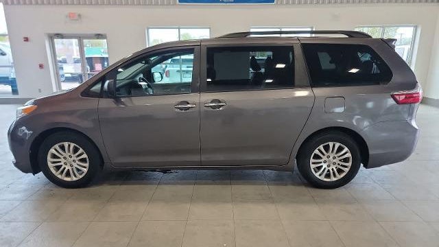 2016 Toyota Sienna XLE 7-Passenger Auto Access Seat