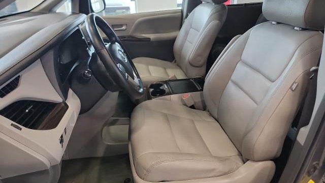 2016 Toyota Sienna XLE 7-Passenger Auto Access Seat