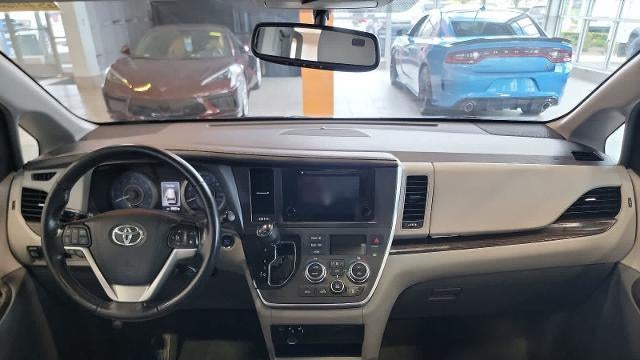 2016 Toyota Sienna XLE 7-Passenger Auto Access Seat