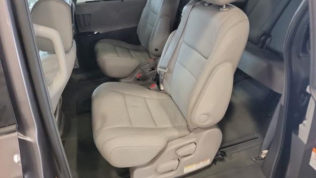 2016 Toyota Sienna XLE 7-Passenger Auto Access Seat