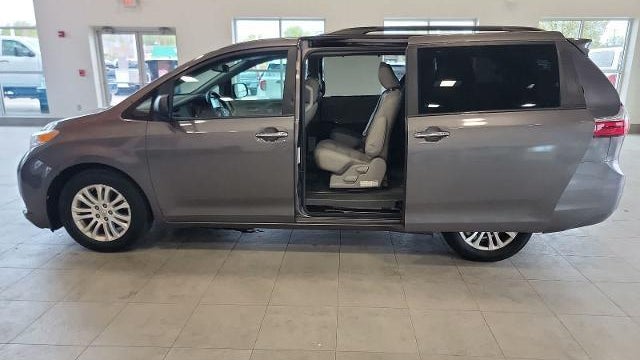 2016 Toyota Sienna XLE 7-Passenger Auto Access Seat