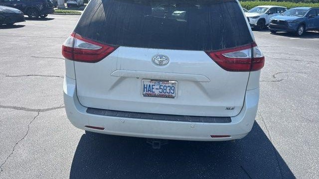 2015 Toyota Sienna XLE 7-Passenger Auto Access Seat