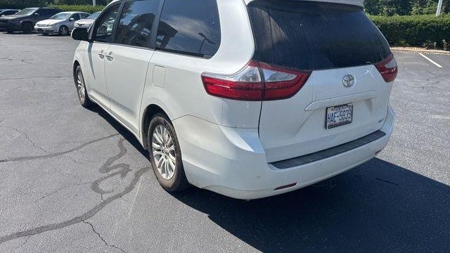2015 Toyota Sienna XLE 7-Passenger Auto Access Seat