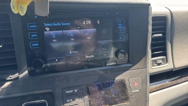 2015 Toyota Sienna XLE 7-Passenger Auto Access Seat