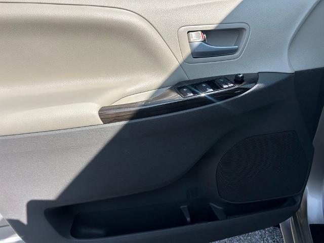 2016 Toyota Sienna - $22,995