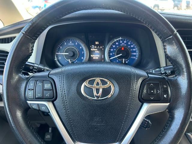 2016 Toyota Sienna - $22,995