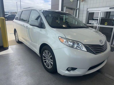2016 Toyota Sienna XLE 7-Passenger Auto Access Seat 4DR Mini-Van