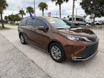 2022 Toyota Sienna XLE 8-Passenger 4DR Mini-Van