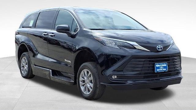 2025 Toyota Sienna XLE 8-Passenger