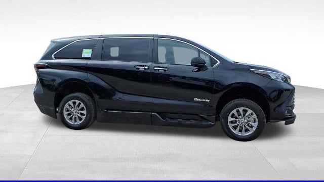 2025 Toyota Sienna XLE 8-Passenger