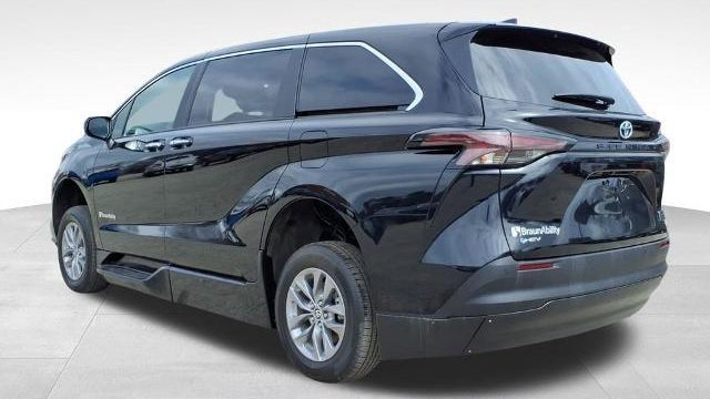 2025 Toyota Sienna XLE 8-Passenger