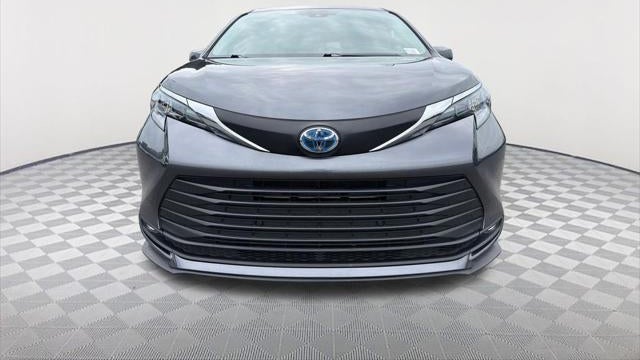 2025 Toyota Sienna XLE 8-Passenger