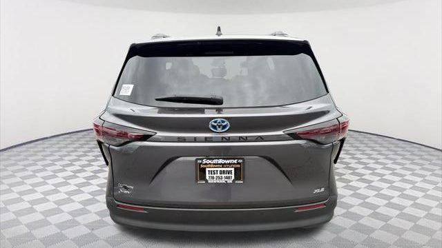 2025 Toyota Sienna XLE 8-Passenger