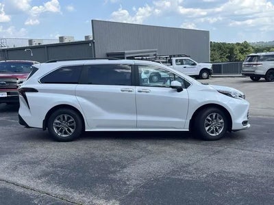 2026 Toyota Sienna XLE 8-Passenger 4DR Mini-Van