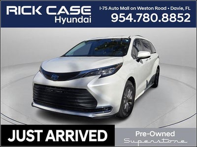 2022 Toyota Sienna XLE 8-Passenger 4DR Mini-Van
