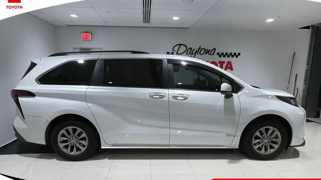 2022 Toyota Sienna XLE 8-Passenger
