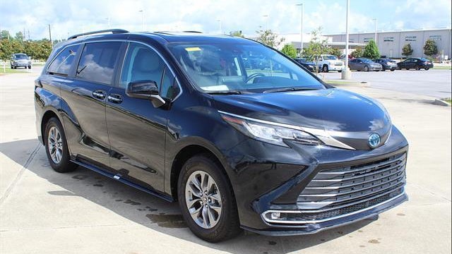 2023 Toyota Sienna XLE 8-Passenger