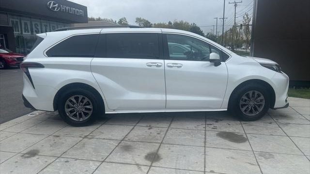 2025 Toyota Sienna XLE 8-Passenger