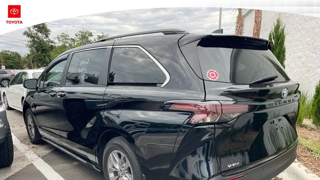 2025 Toyota Sienna XLE 8-Passenger