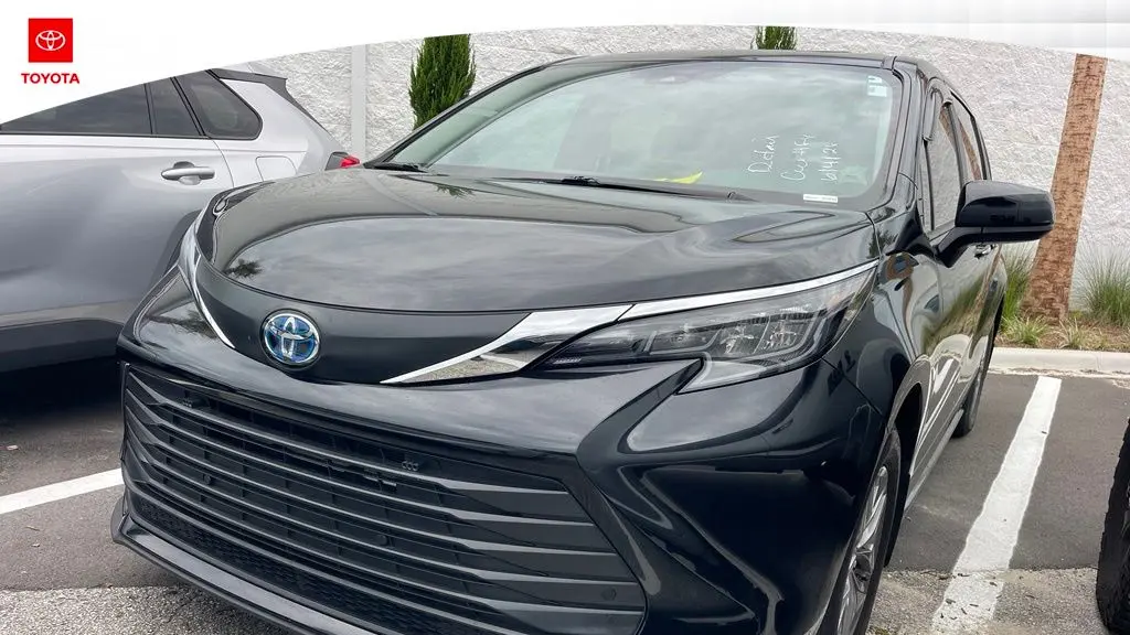 2025 Toyota Sienna XLE 8-Passenger