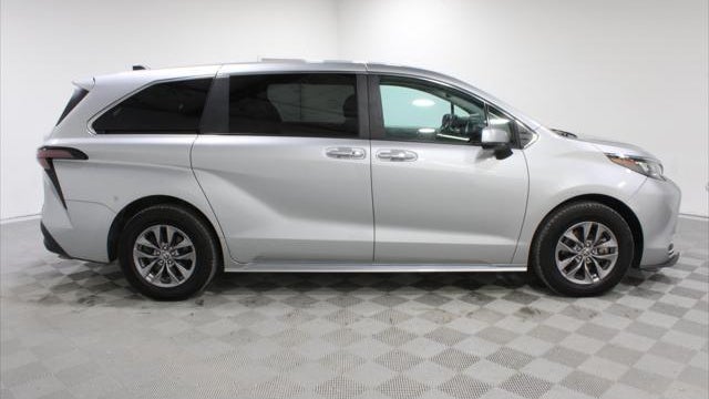 2024 Toyota Sienna XLE 8-Passenger