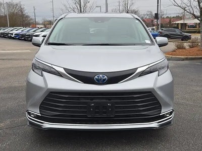 2024 Toyota Sienna XLE 8-Passenger 4DR Mini-Van
