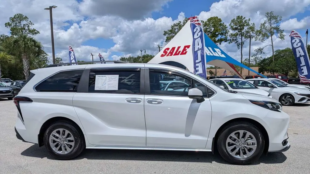 2025 Toyota Sienna XLE 8-Passenger