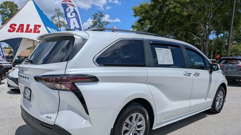 2025 Toyota Sienna XLE 8-Passenger