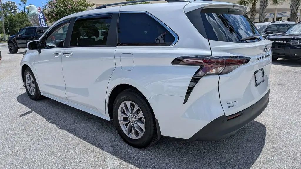 2025 Toyota Sienna XLE 8-Passenger