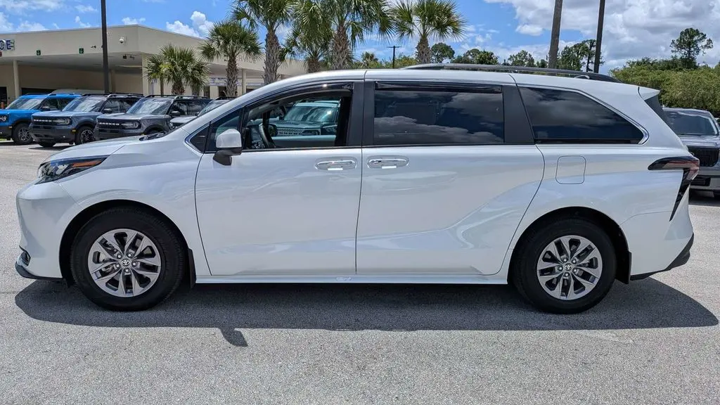 2025 Toyota Sienna XLE 8-Passenger