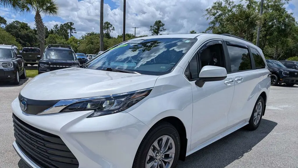 2025 Toyota Sienna XLE 8-Passenger