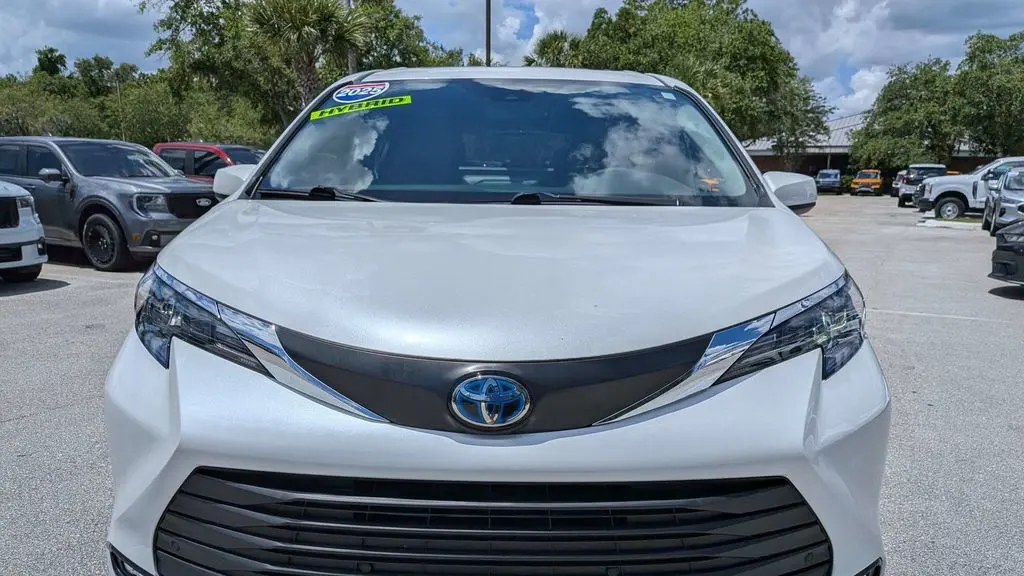 2025 Toyota Sienna XLE 8-Passenger