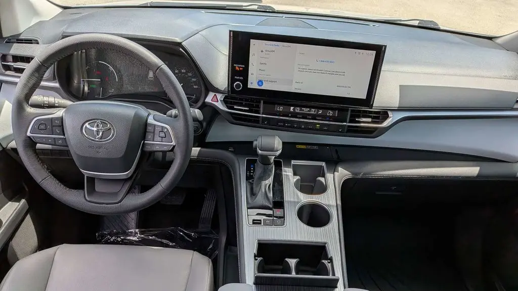 2025 Toyota Sienna XLE 8-Passenger