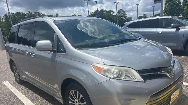 2018 Toyota Sienna XLE 7-Passenger Auto Access Seat